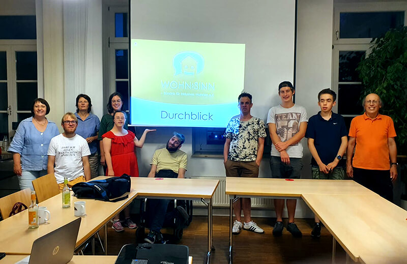 Gruppenfoto der Jahreshauptversammlung GLGL München e.V. am 04. August 2022 mit Mitgliedern von dem Verein WOHN:SINN e.V. (Gastvortrag)